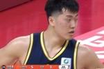 有点难顶！张皓嘉出场短短5分钟时间 便吃到3次犯规被换下场